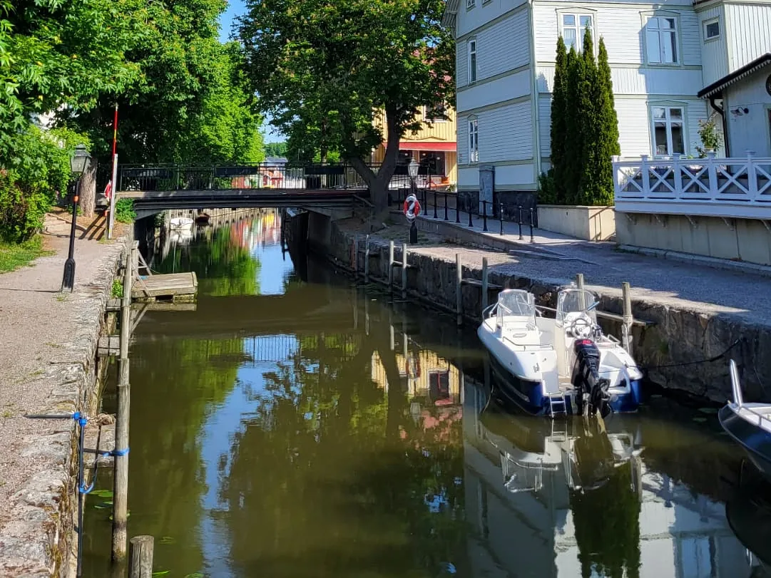 Torgbron över Trosaån med båtar och trähus